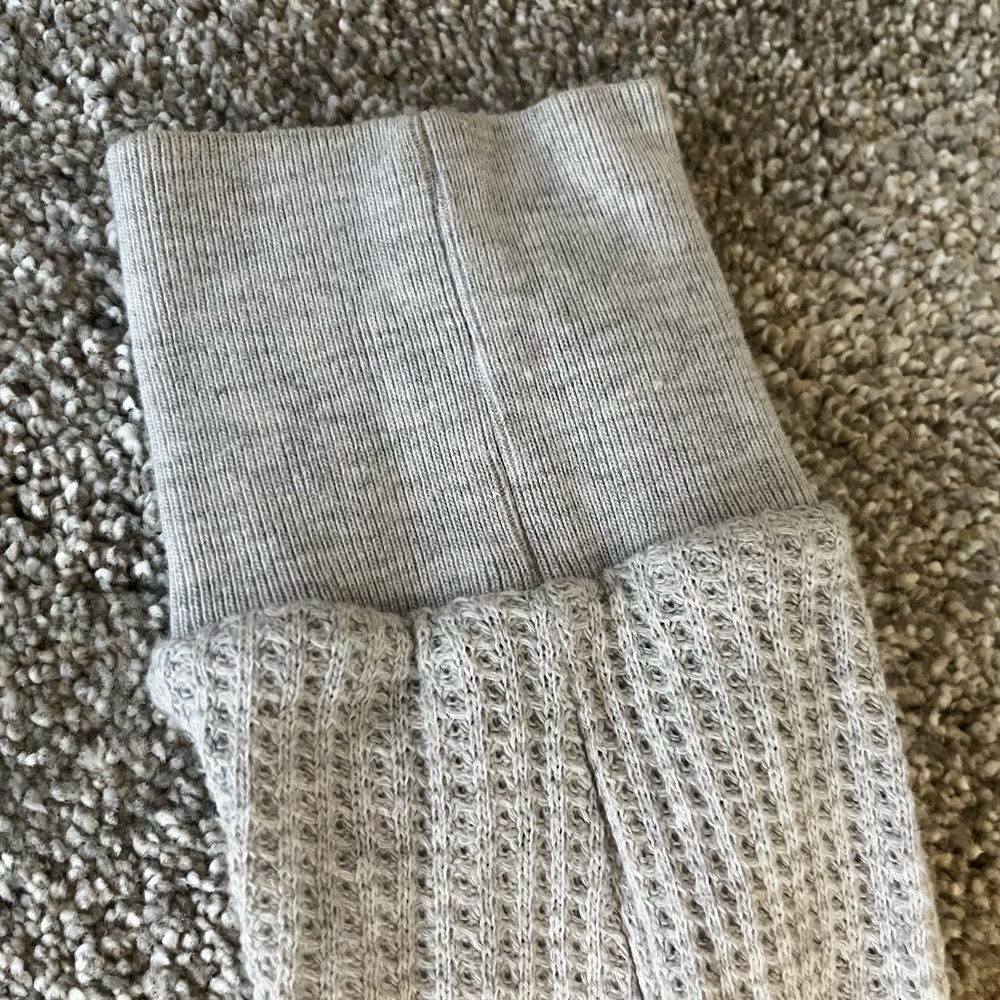Brandy Melville Cropped Waffle Knit Long Sleeve One Size - Light gray - Raw Hem - Picture 3 of 7